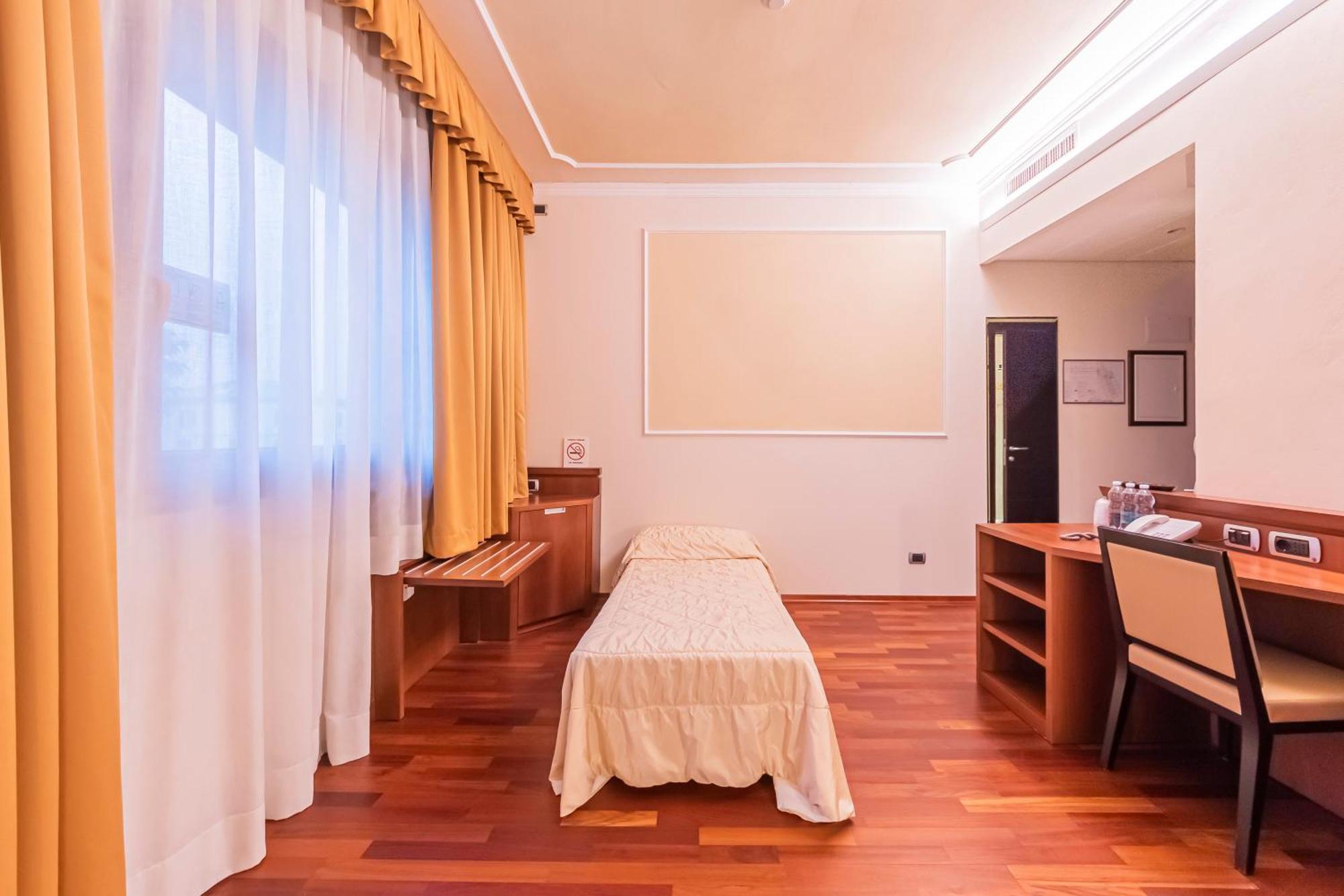 Dado Hotel International Parma Esterno foto