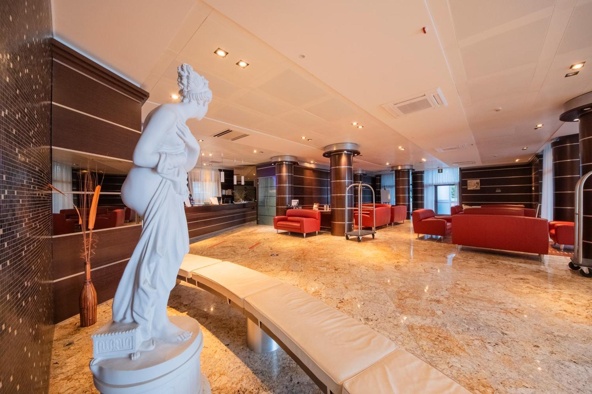 Dado Hotel International Parma Esterno foto