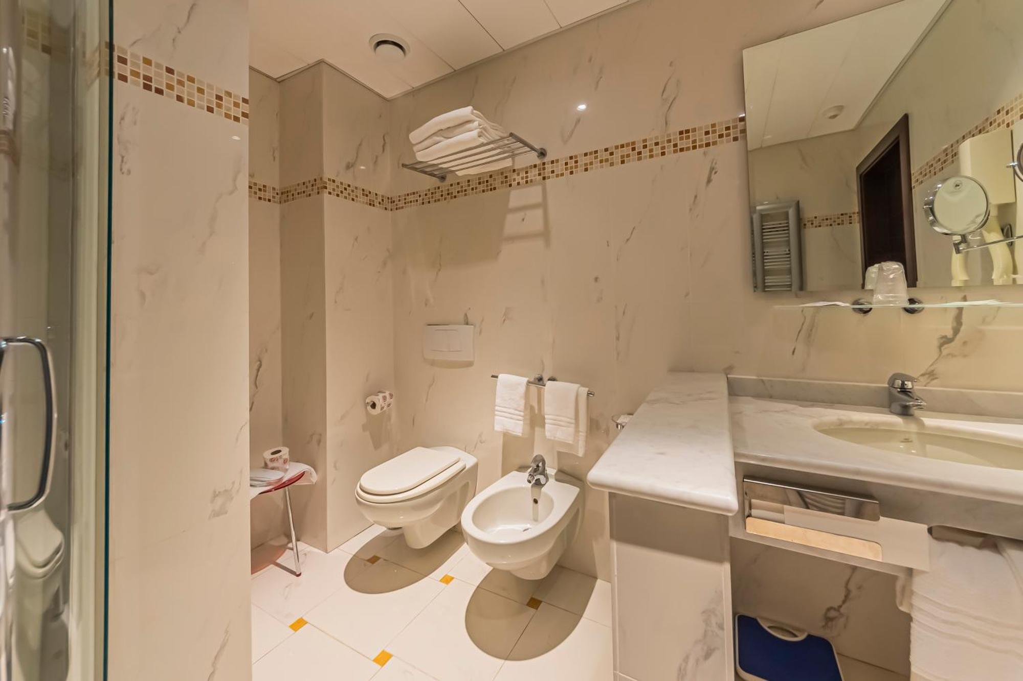 Dado Hotel International Parma Esterno foto