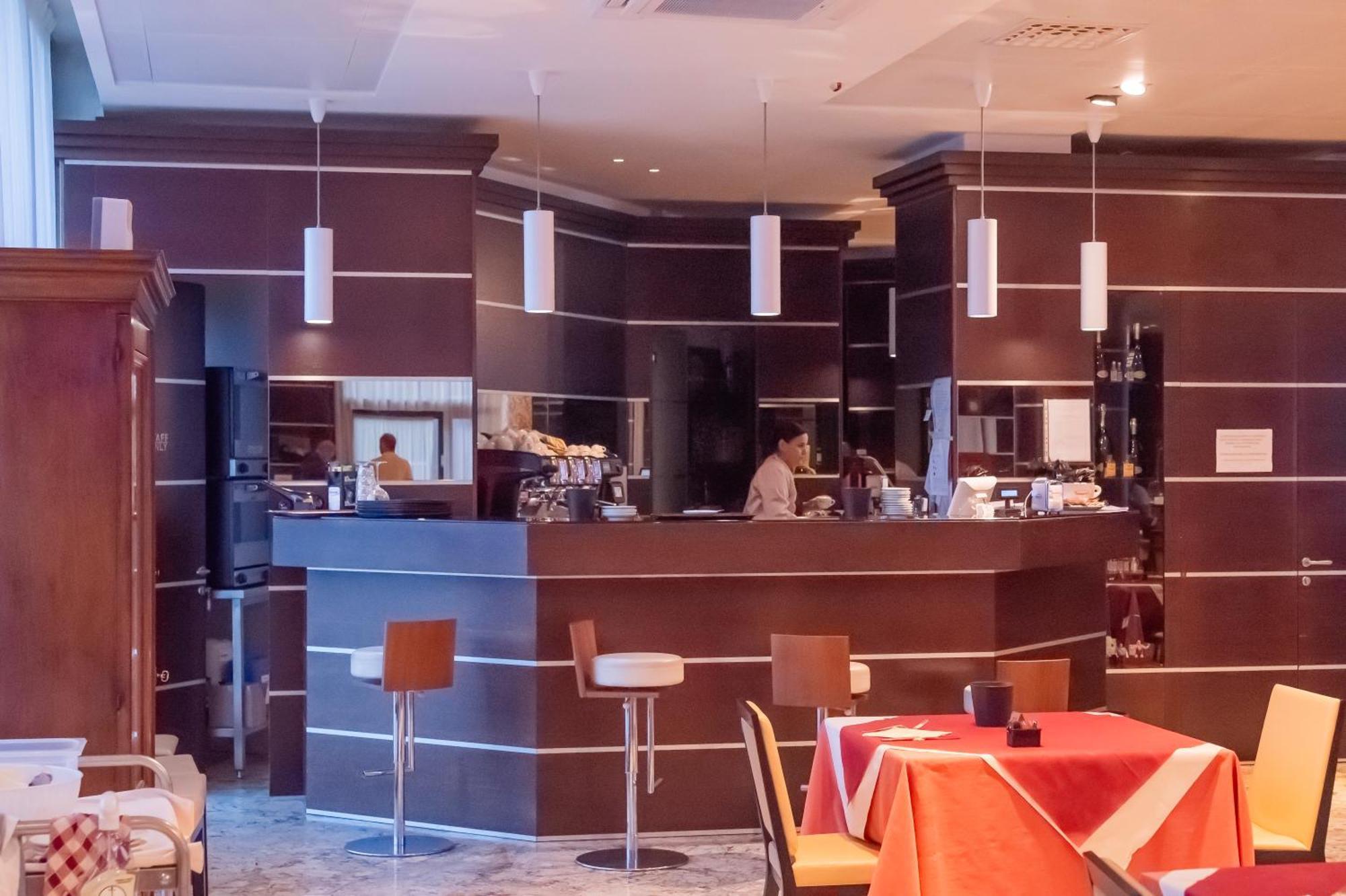 Dado Hotel International Parma Esterno foto