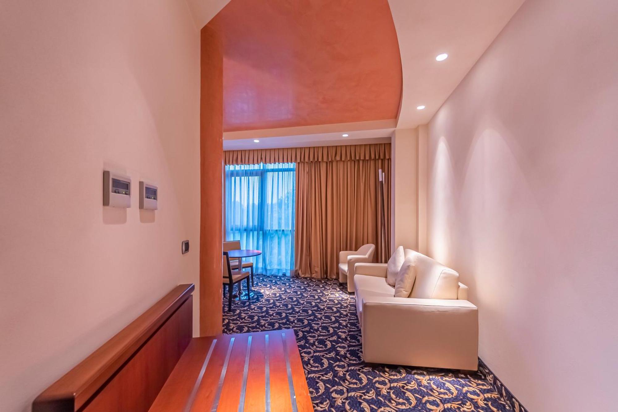 Dado Hotel International Parma Esterno foto