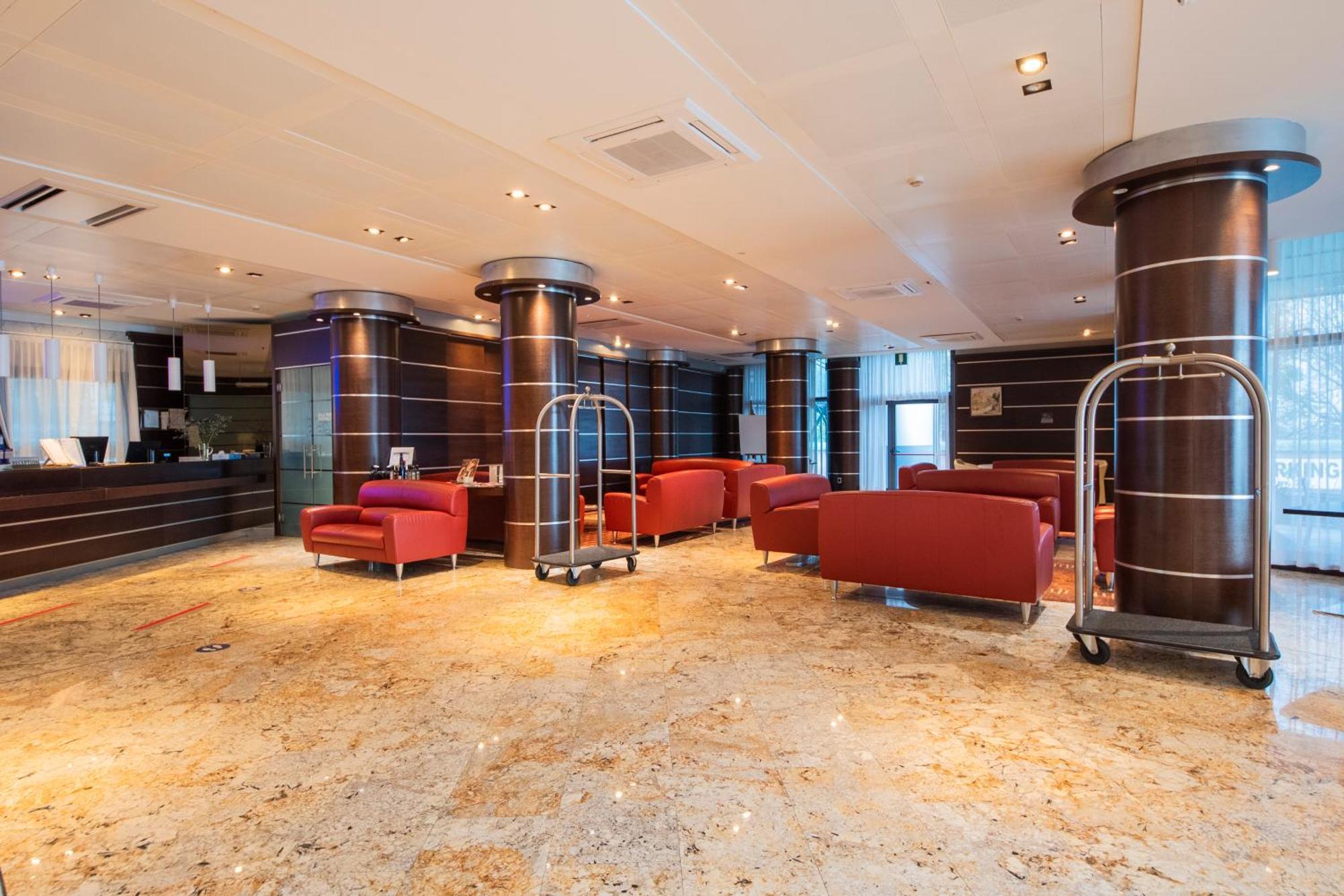 Dado Hotel International Parma Esterno foto