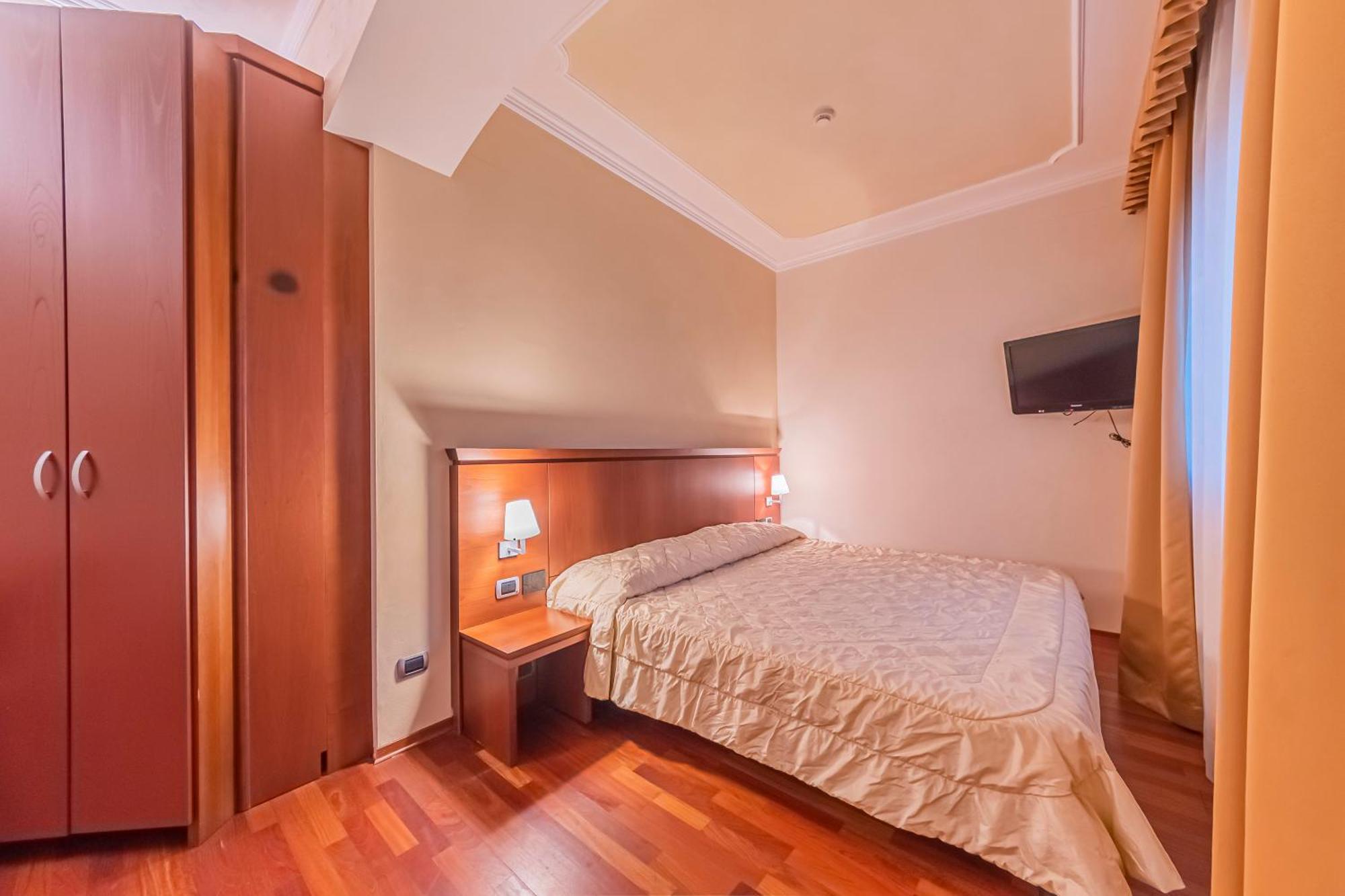 Dado Hotel International Parma Esterno foto