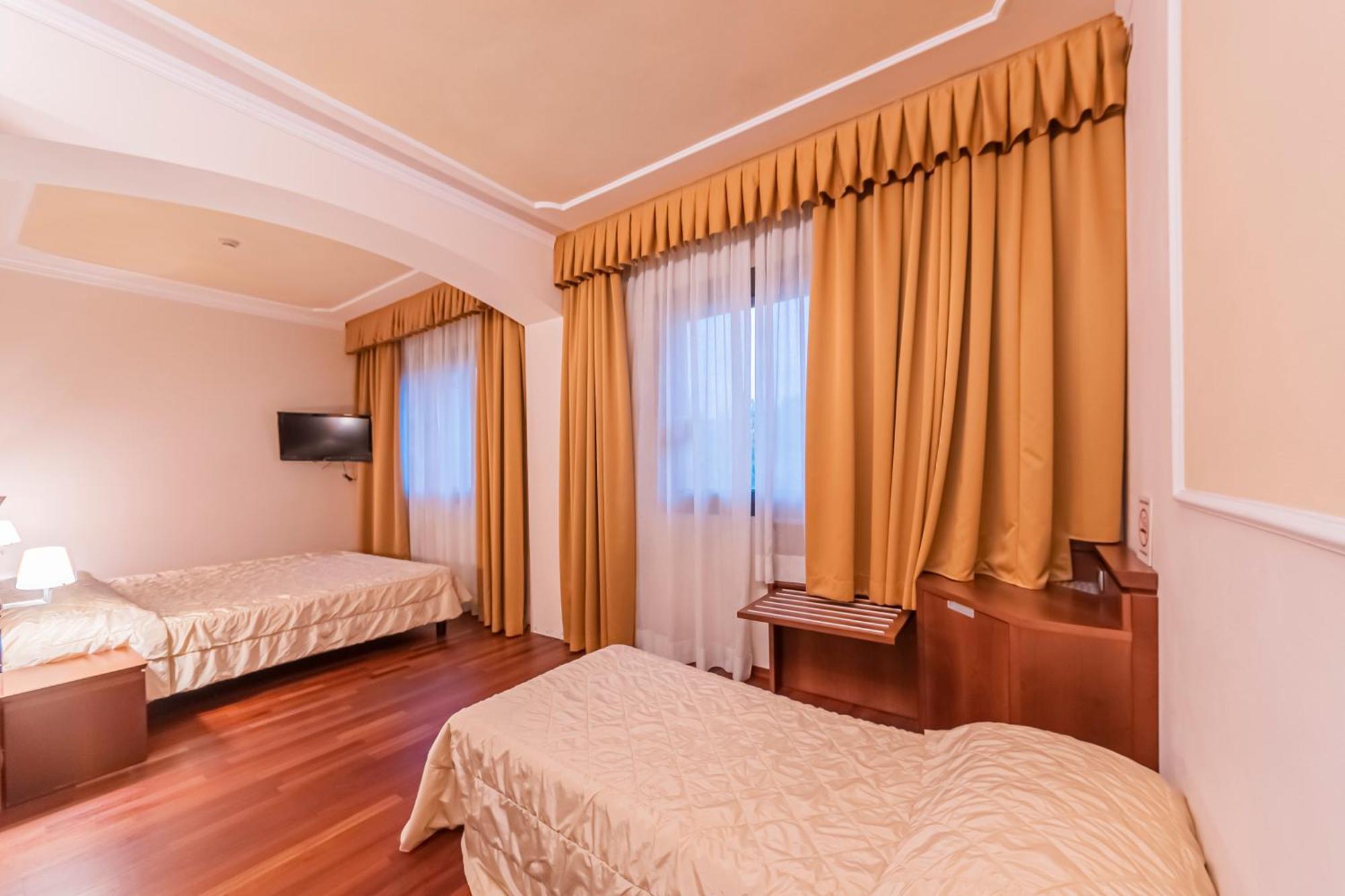 Dado Hotel International Parma Esterno foto