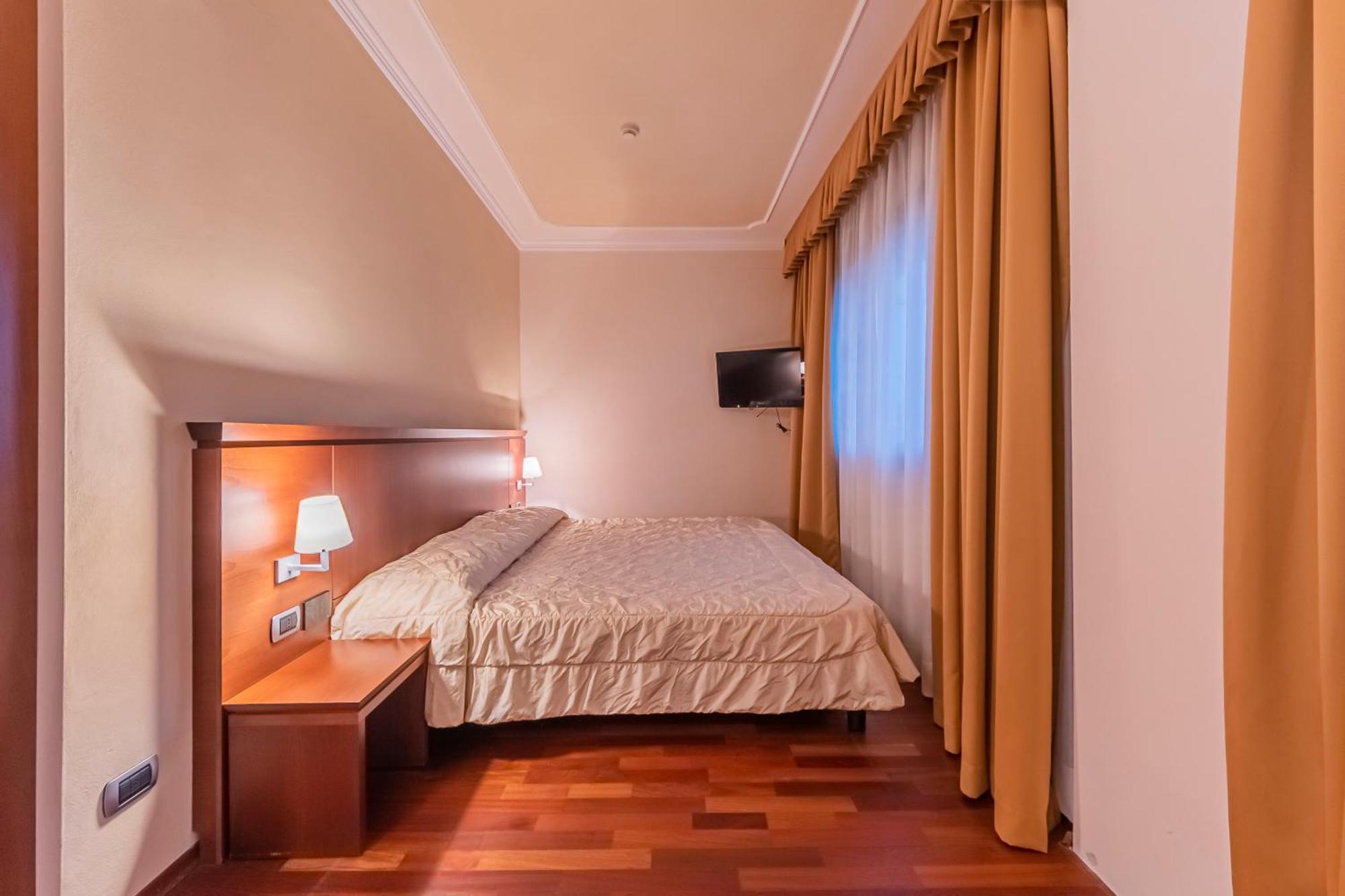 Dado Hotel International Parma Esterno foto