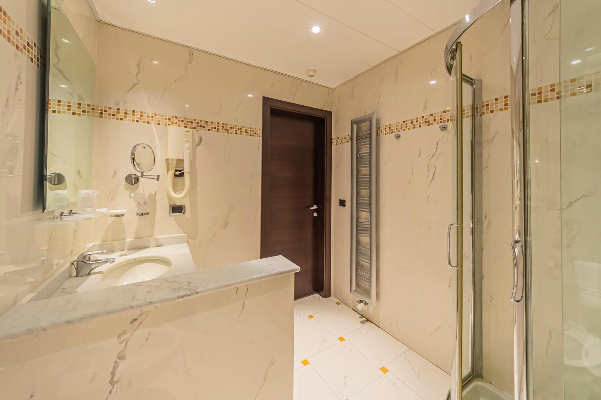 Dado Hotel International Parma Esterno foto