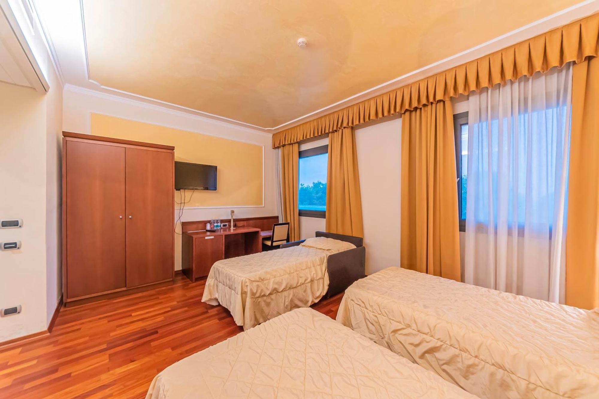 Dado Hotel International Parma Esterno foto