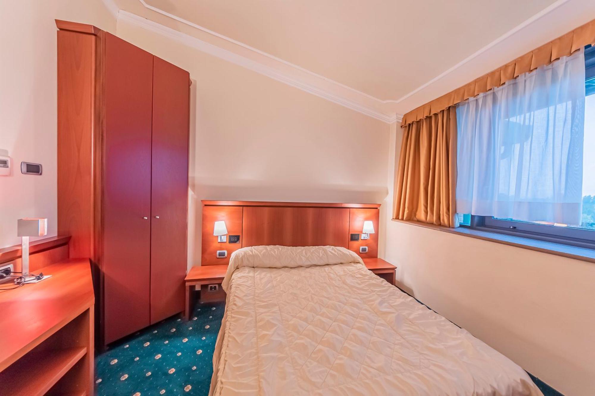 Dado Hotel International Parma Esterno foto