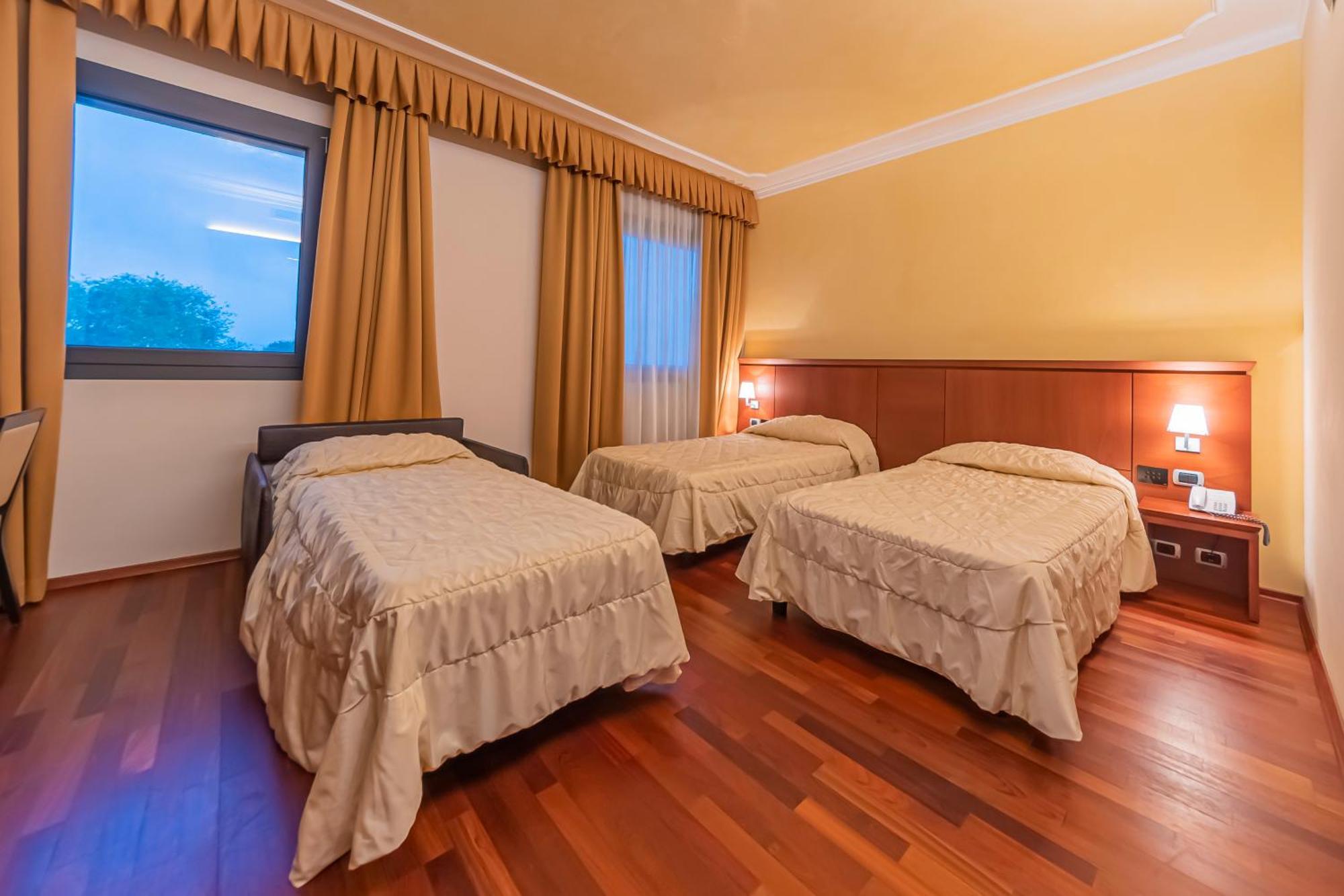 Dado Hotel International Parma Esterno foto