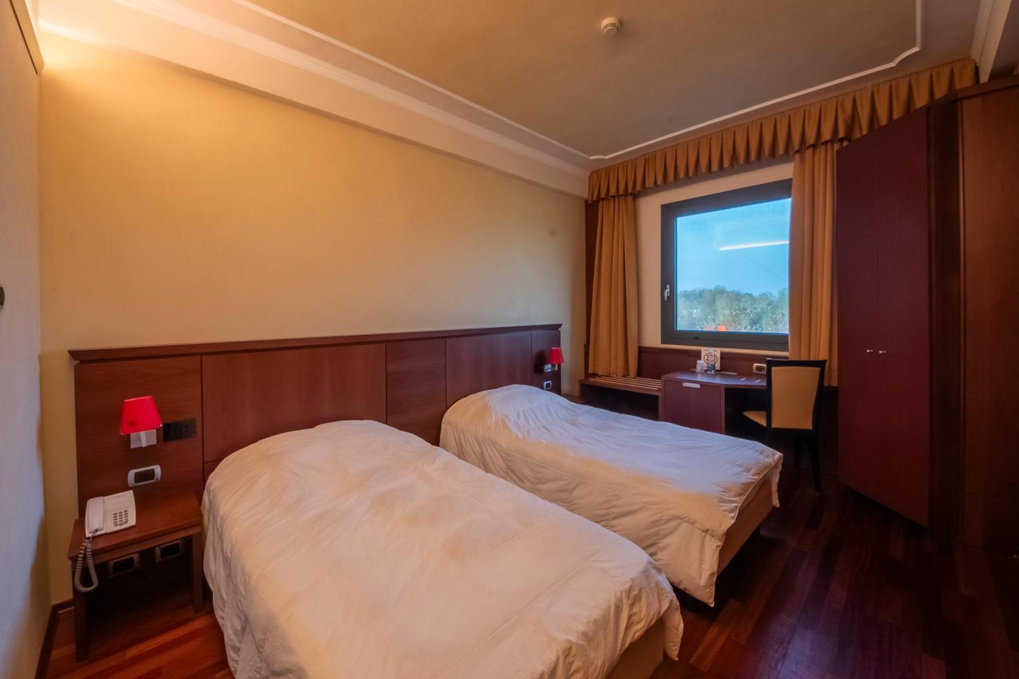 Dado Hotel International Parma Esterno foto