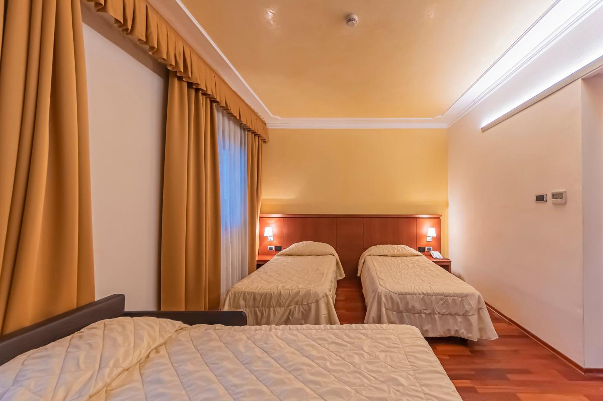 Dado Hotel International Parma Esterno foto
