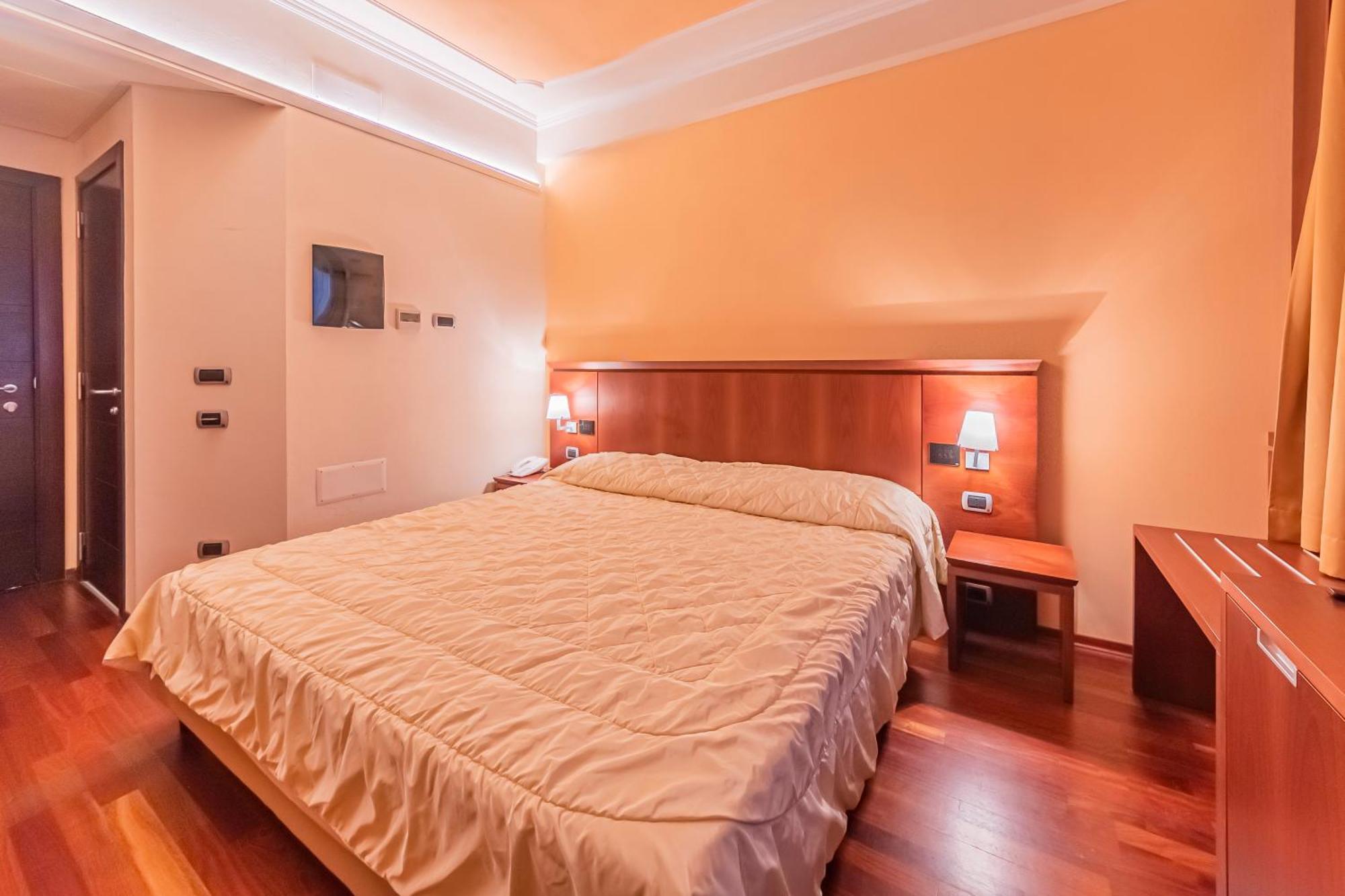 Dado Hotel International Parma Esterno foto