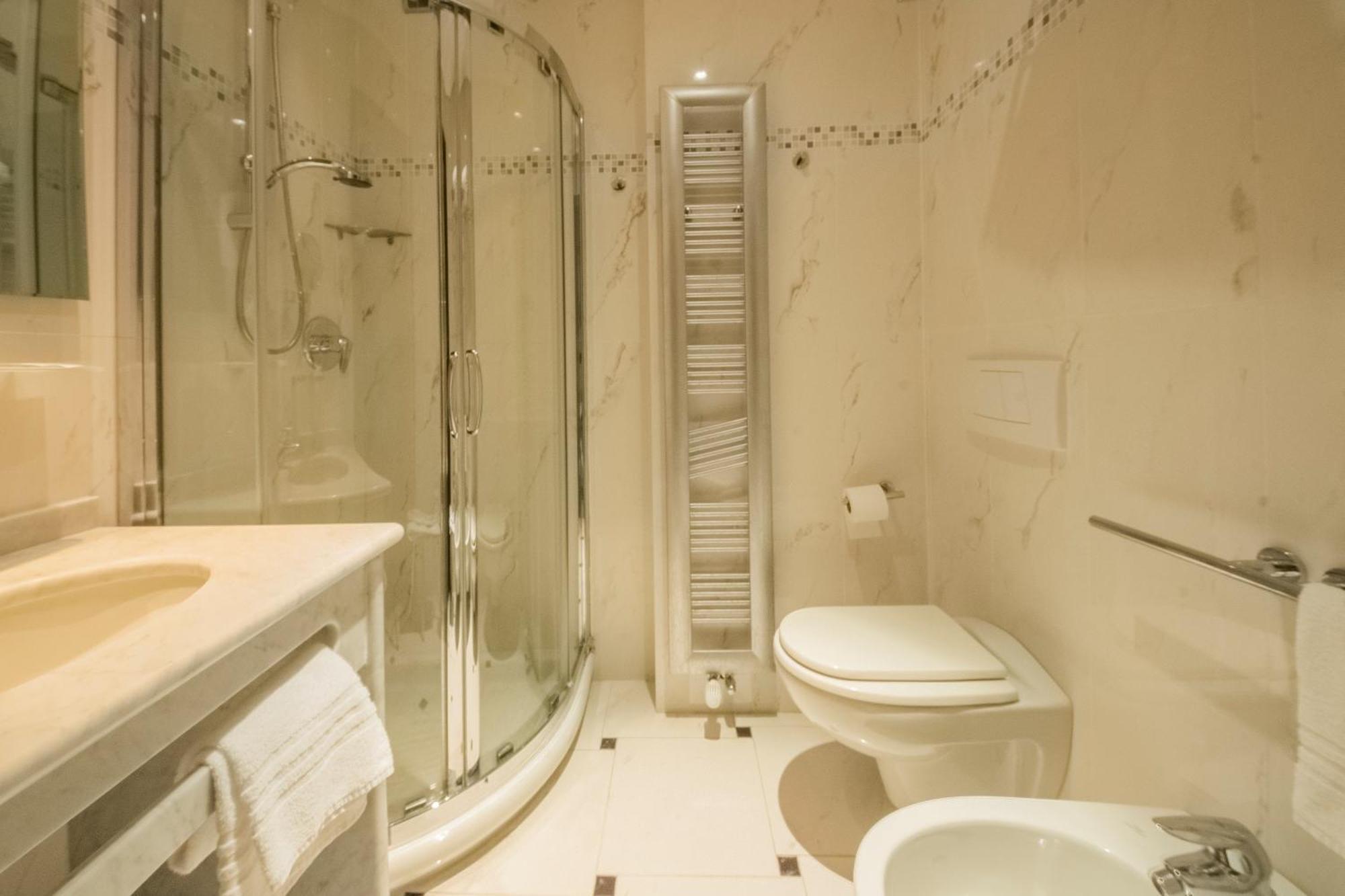 Dado Hotel International Parma Esterno foto