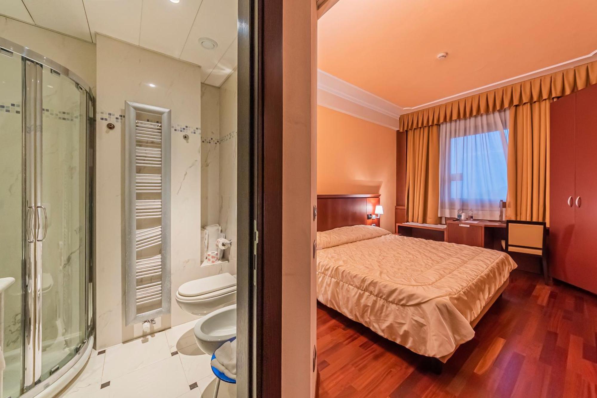 Dado Hotel International Parma Esterno foto