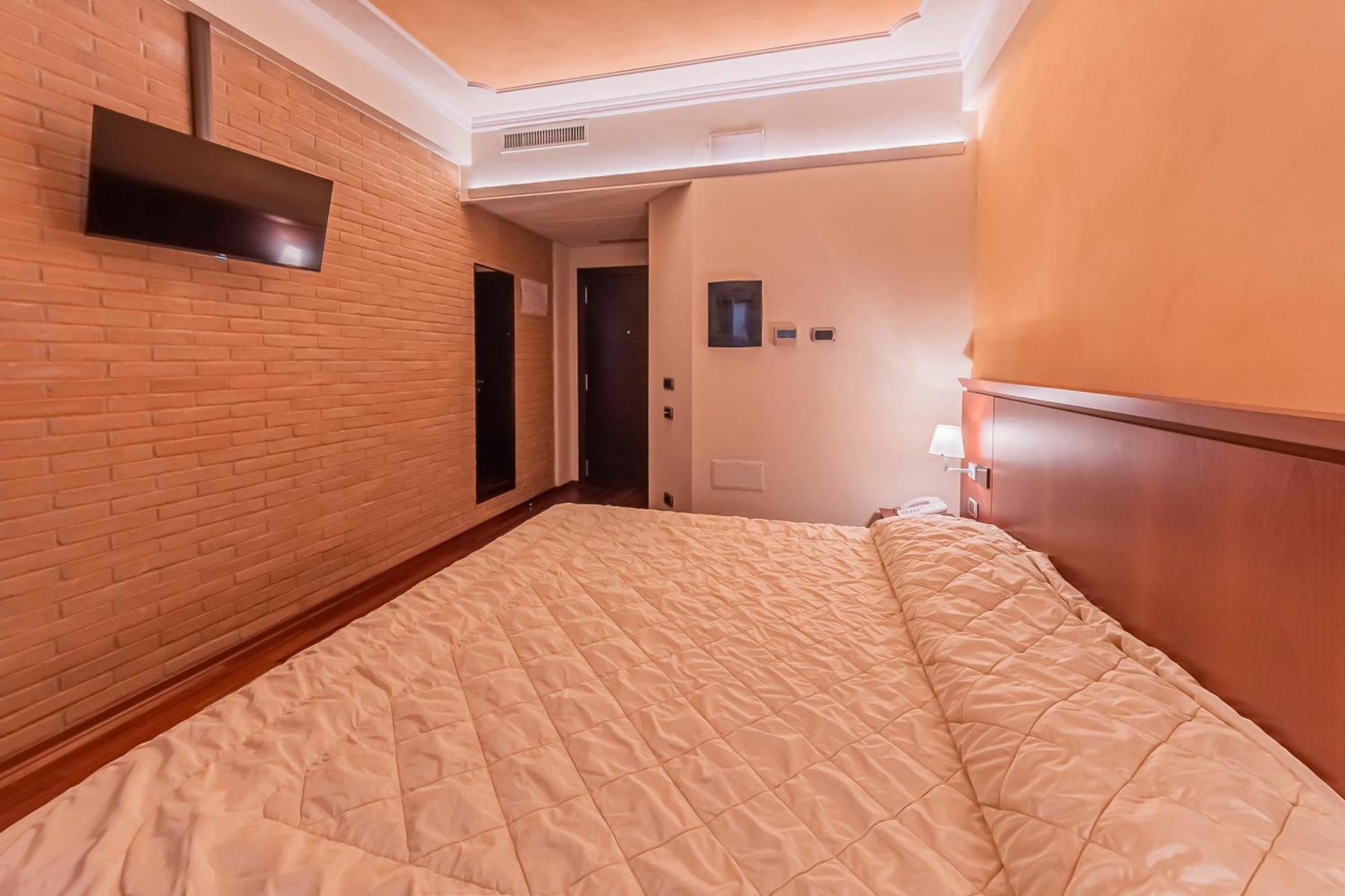 Dado Hotel International Parma Esterno foto