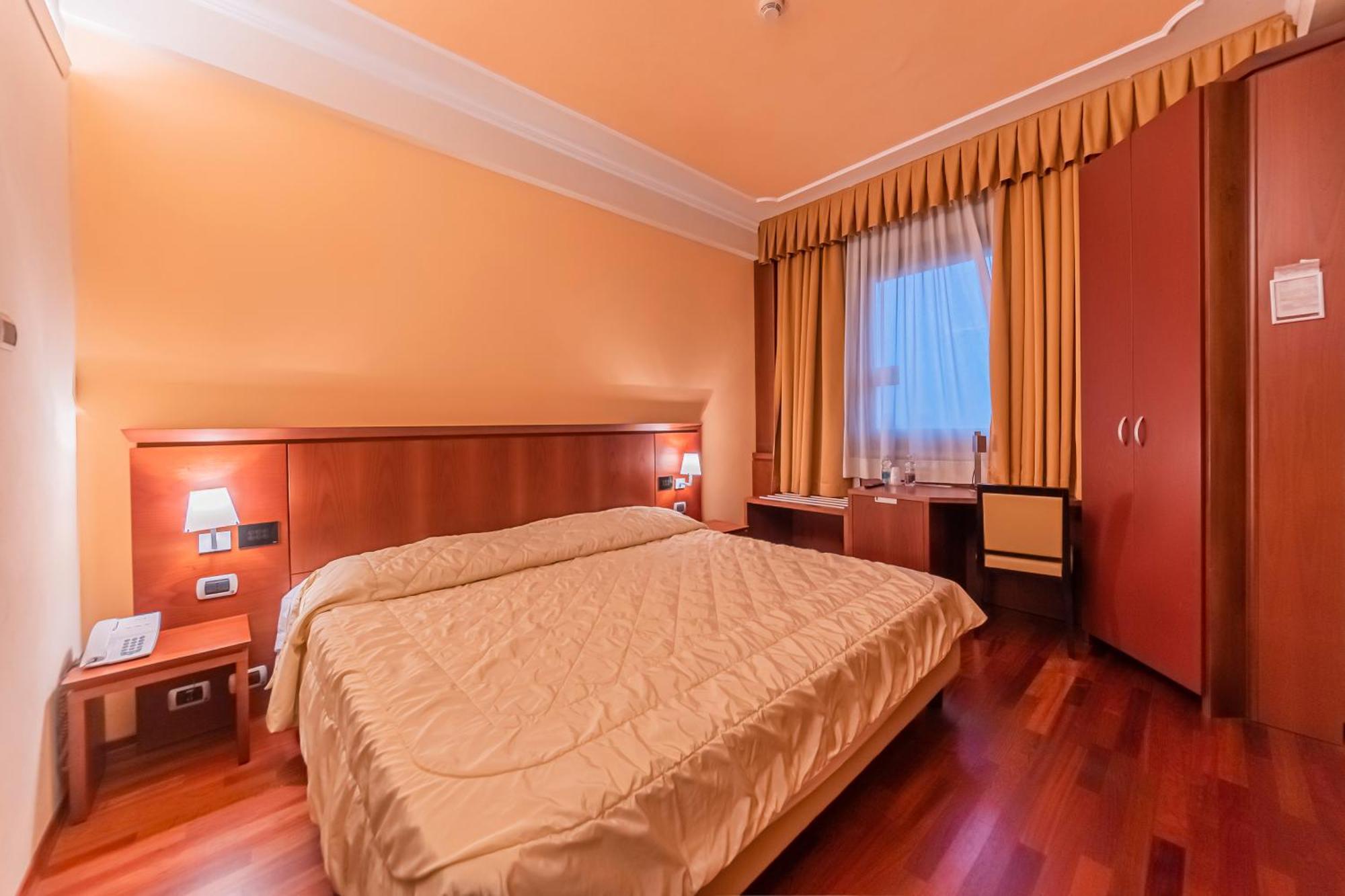 Dado Hotel International Parma Esterno foto