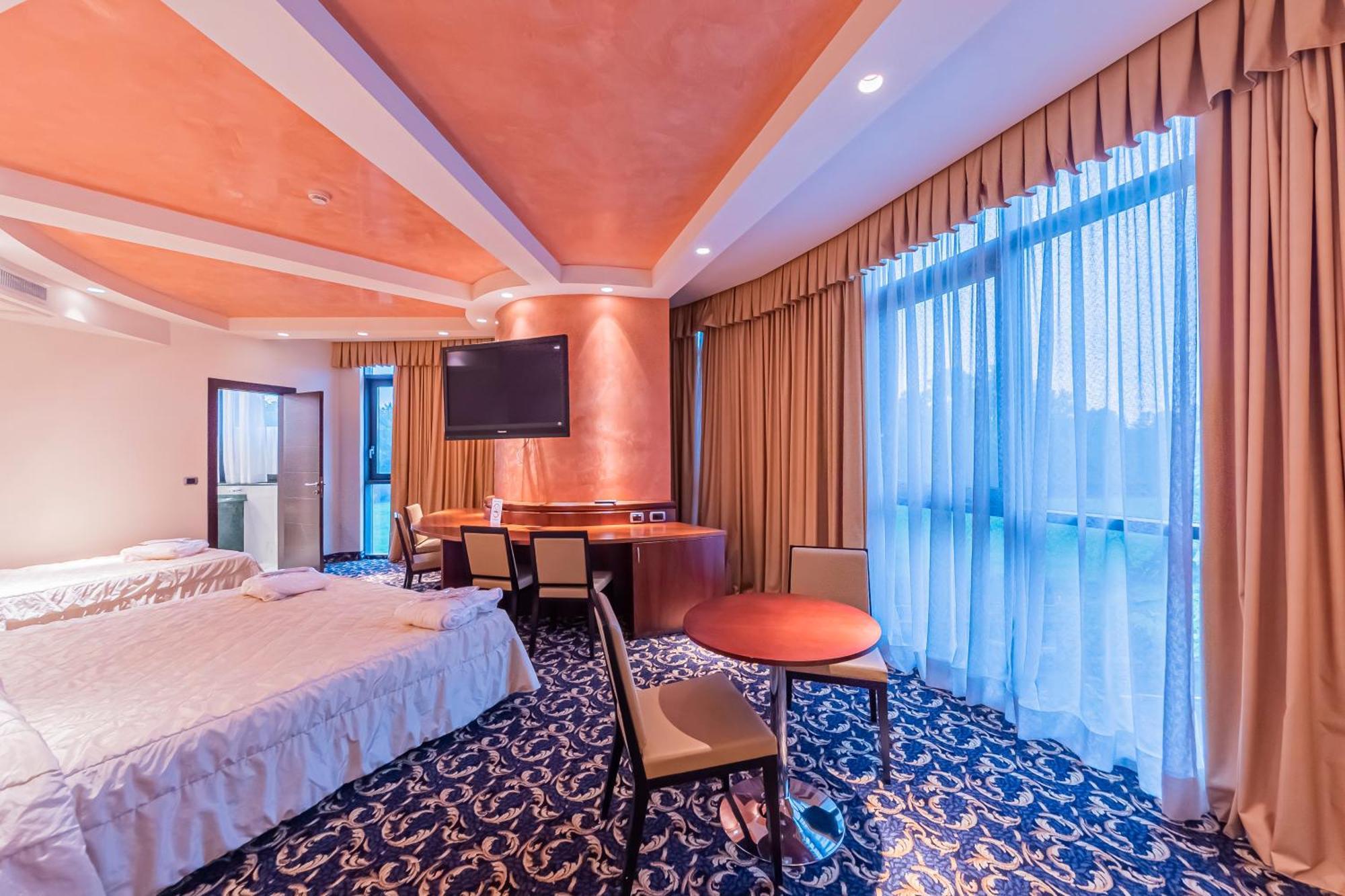 Dado Hotel International Parma Esterno foto