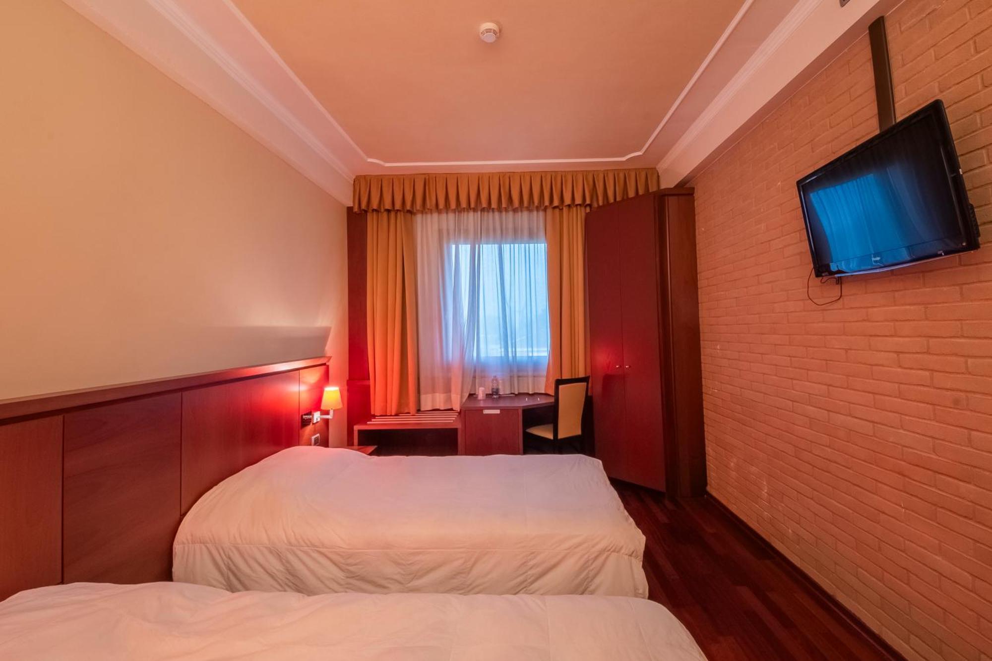 Dado Hotel International Parma Esterno foto