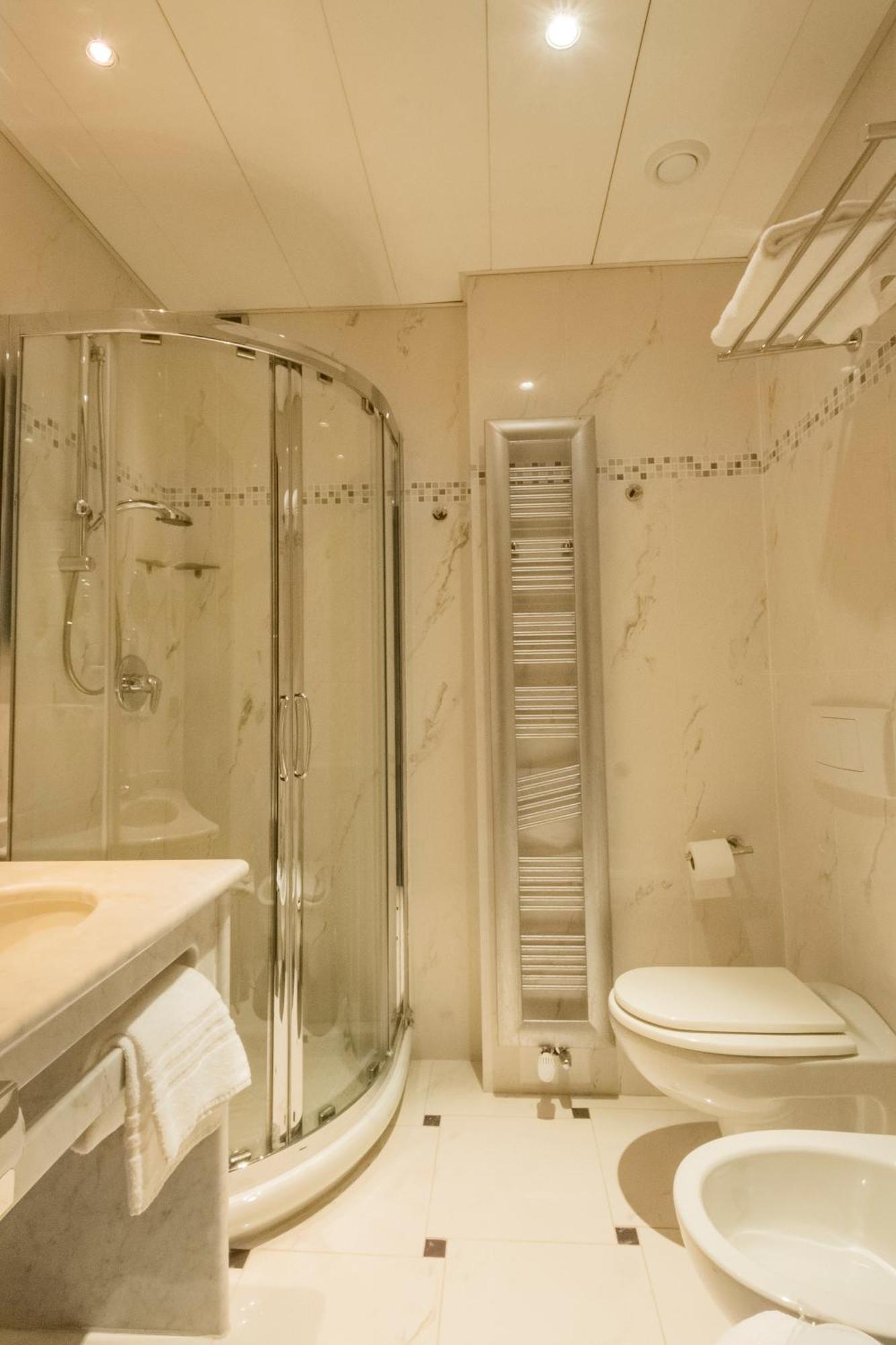 Dado Hotel International Parma Esterno foto