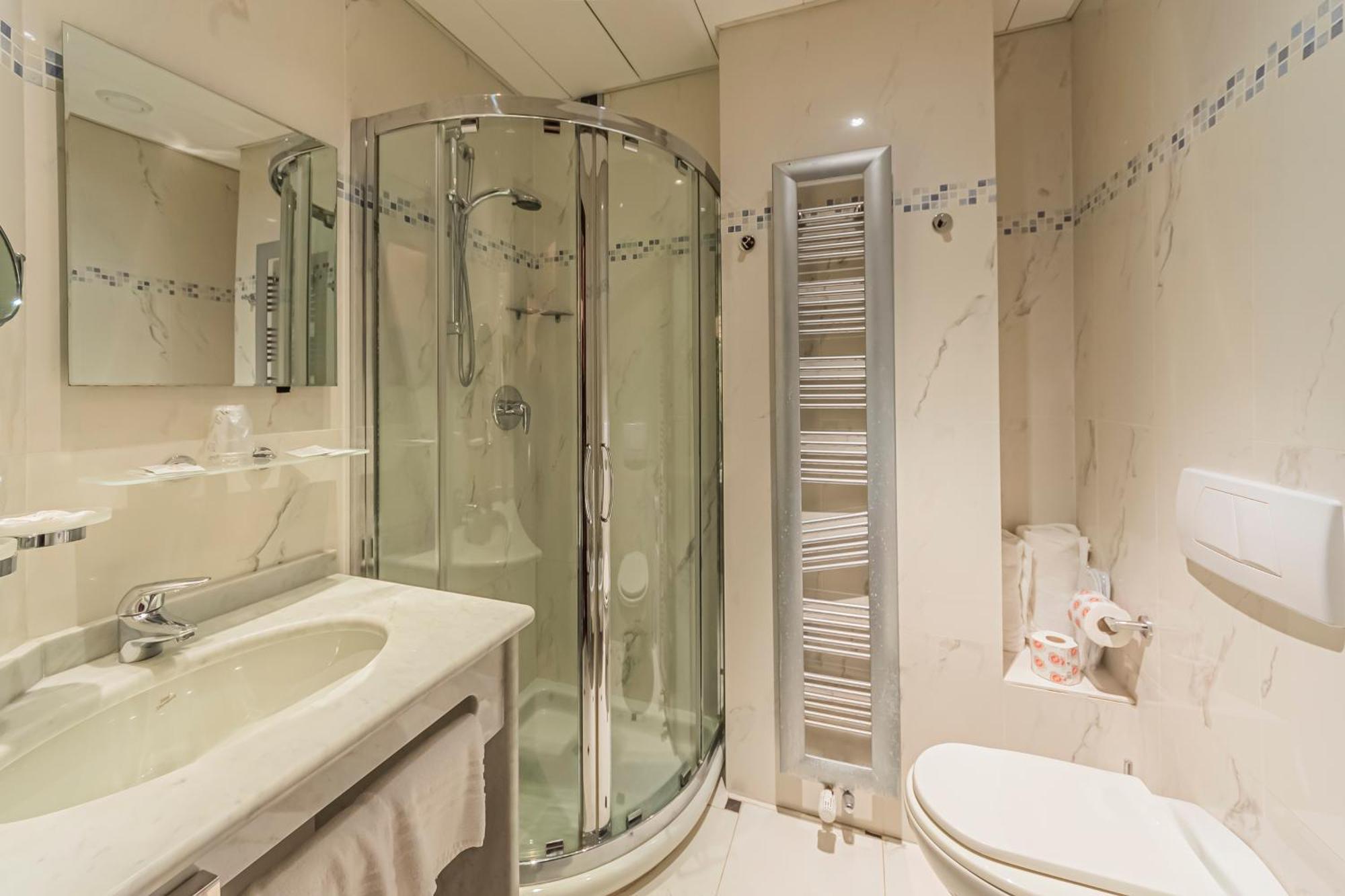 Dado Hotel International Parma Esterno foto