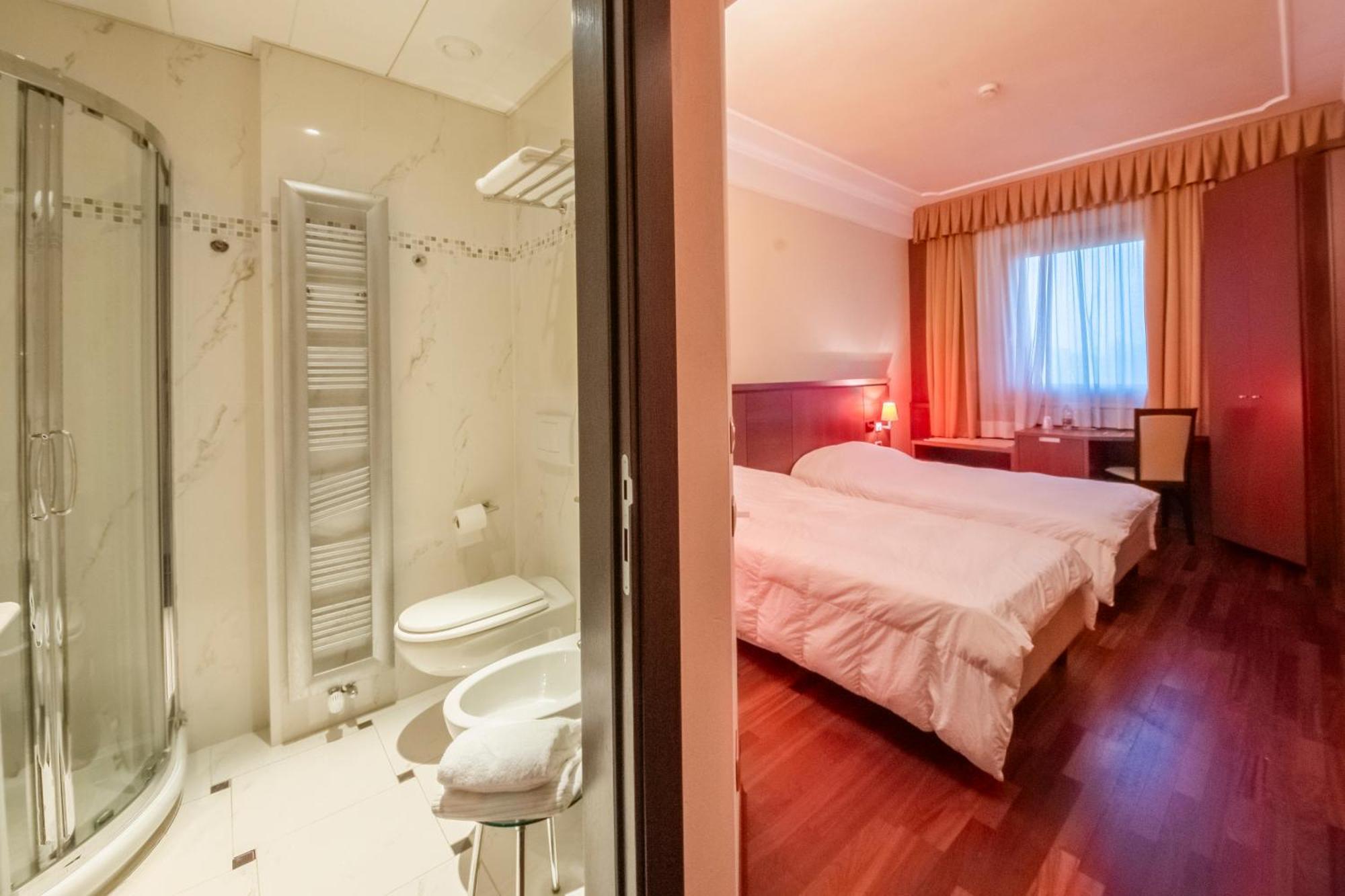 Dado Hotel International Parma Esterno foto